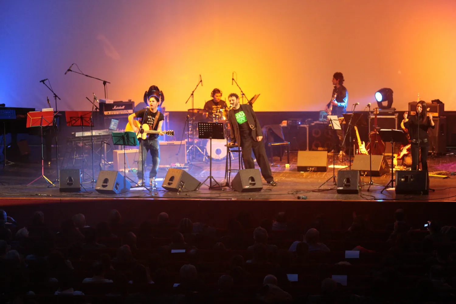 Gian Luca Fantelli sul palco insieme alla sua band