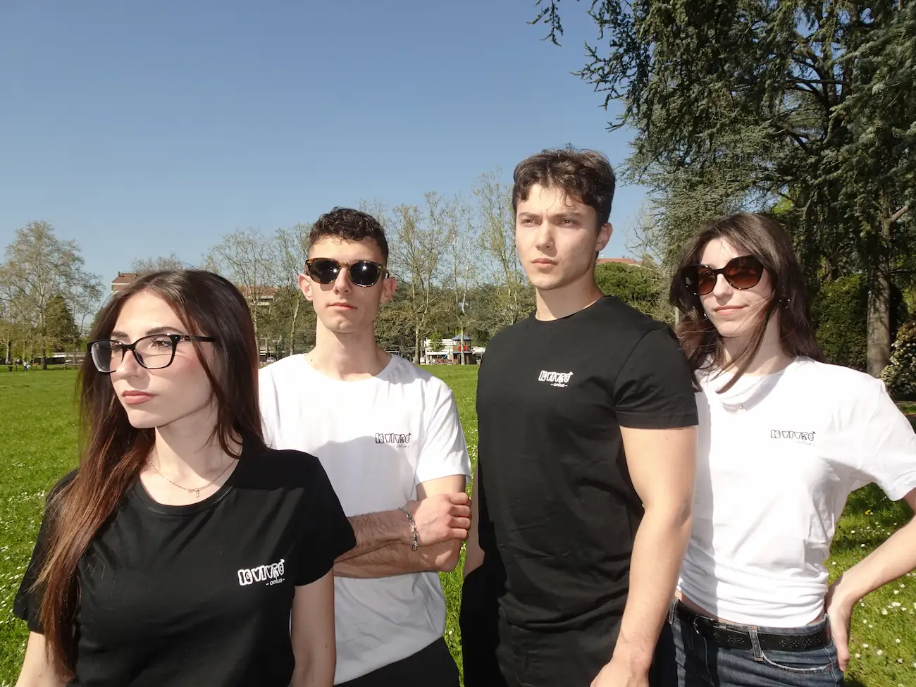 Quattro ragazzi indossano le t-shirt di Io Vivrò