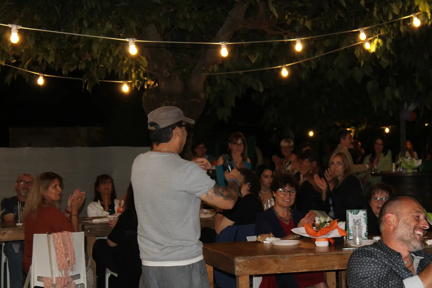 Una serata di comunità durante un evento solidale di Io Vivrò APS