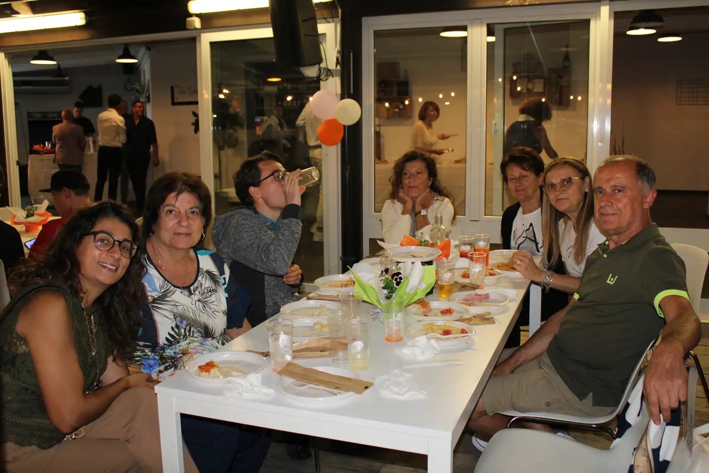 Volontari e partecipanti a un evento di Io Vivrò APS a Medicina (foto 15)